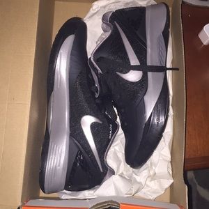 Nike women’s volley zoom hyperspike sz 6